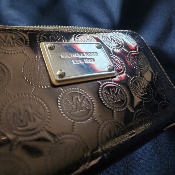 Michael Kors Wristlet Wallet Womens Nickel Patent Leather Monogram Jet Set Coin - Picture 2 of 3